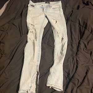 Forever 21 size 32 rippped blue skinny jeans